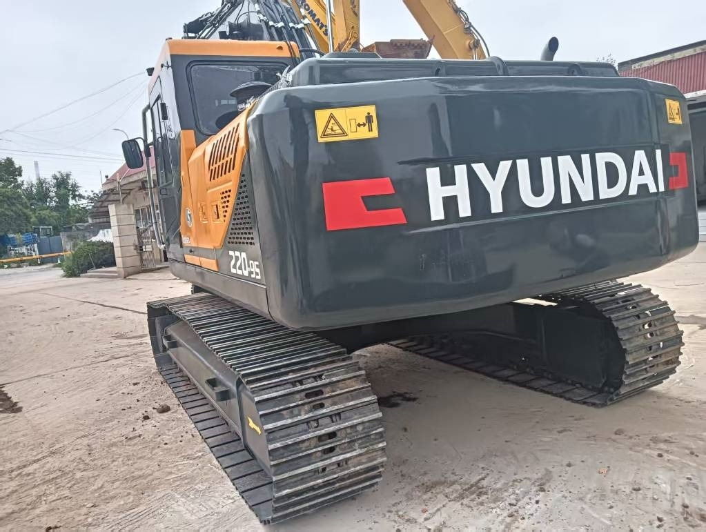 Hyundai 220 LC-9S - Telakaivukone: kuva Hyundai 220 LC-9S - Telakaivukone Hyundai 220 LC-9S - Telakaivukone: kuva Hyundai 220 LC-9S - Telakaivukone