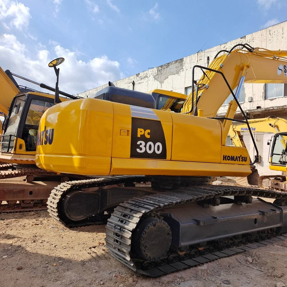 Komatsu PC 300 - Telakaivukone: kuva Komatsu PC 300 - Telakaivukone Komatsu PC 300 - Telakaivukone: kuva Komatsu PC 300 - Telakaivukone