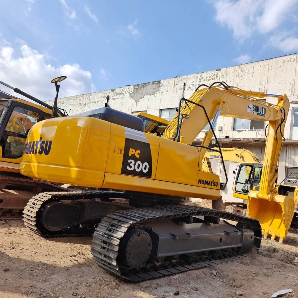 Komatsu PC 300 - Telakaivukone: kuva Komatsu PC 300 - Telakaivukone Komatsu PC 300 - Telakaivukone: kuva Komatsu PC 300 - Telakaivukone