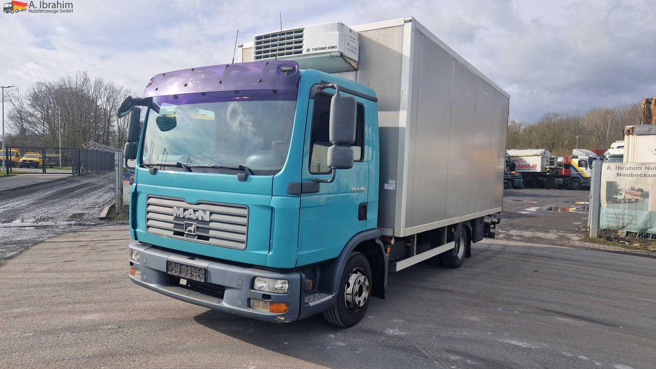 MAN 8.180 Thermokingkühlung - 30 ° sauber, 3. Gang kratzt, voll fahrbereit - Refrigeraattori kuorma-auto: kuva MAN 8.180 Thermokingkühlung - 30 ° sauber, 3. Gang kratzt, voll fahrbereit - Refrigeraattori kuorma-auto MAN 8.180 Thermokingkühlung - 30 ° sauber, 3. Gang kratzt, voll fahrbereit - Refrigeraattori kuorma-auto: kuva MAN 8.180 Thermokingkühlung - 30 ° sauber, 3. Gang kratzt, voll fahrbereit - Refrigeraattori kuorma-auto