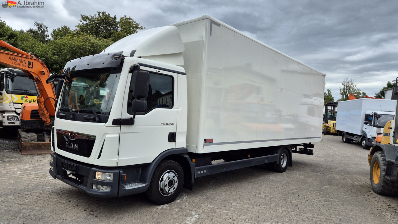 MAN 8.250 7,30 m Koffer, Navi, Topzustand - Jakeluauto: kuva MAN 8.250 7,30 m Koffer, Navi, Topzustand - Jakeluauto MAN 8.250 7,30 m Koffer, Navi, Topzustand - Jakeluauto: kuva MAN 8.250 7,30 m Koffer, Navi, Topzustand - Jakeluauto
