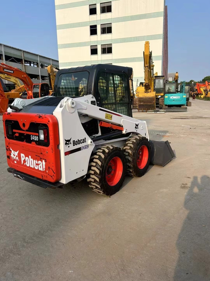 Bobcat S450 - Liukuohjattu kuormaaja: kuva Bobcat S450 - Liukuohjattu kuormaaja Bobcat S450 - Liukuohjattu kuormaaja: kuva Bobcat S450 - Liukuohjattu kuormaaja