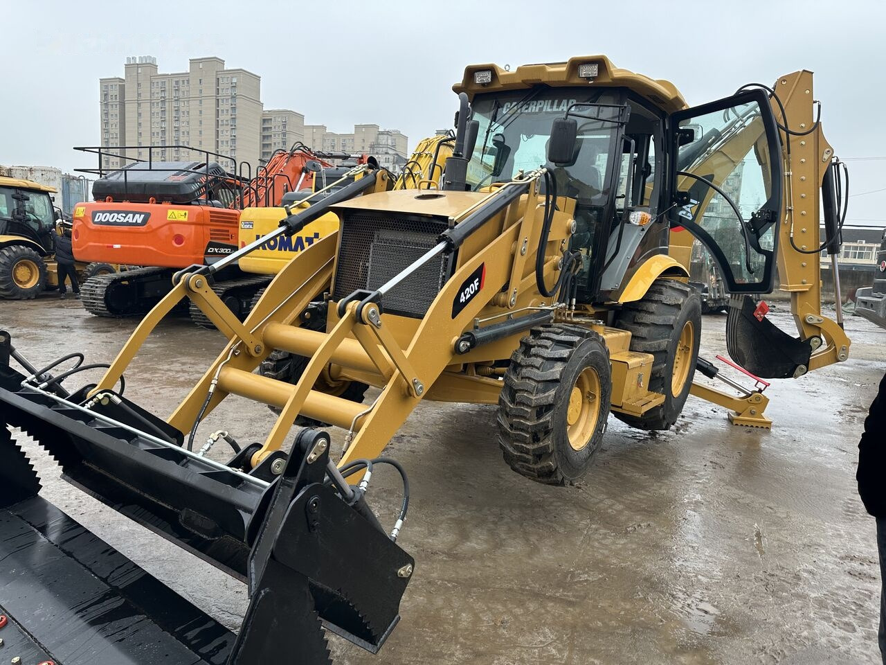 Caterpillar 420F - Kaivuri-trukki: kuva Caterpillar 420F - Kaivuri-trukki Caterpillar 420F - Kaivuri-trukki: kuva Caterpillar 420F - Kaivuri-trukki