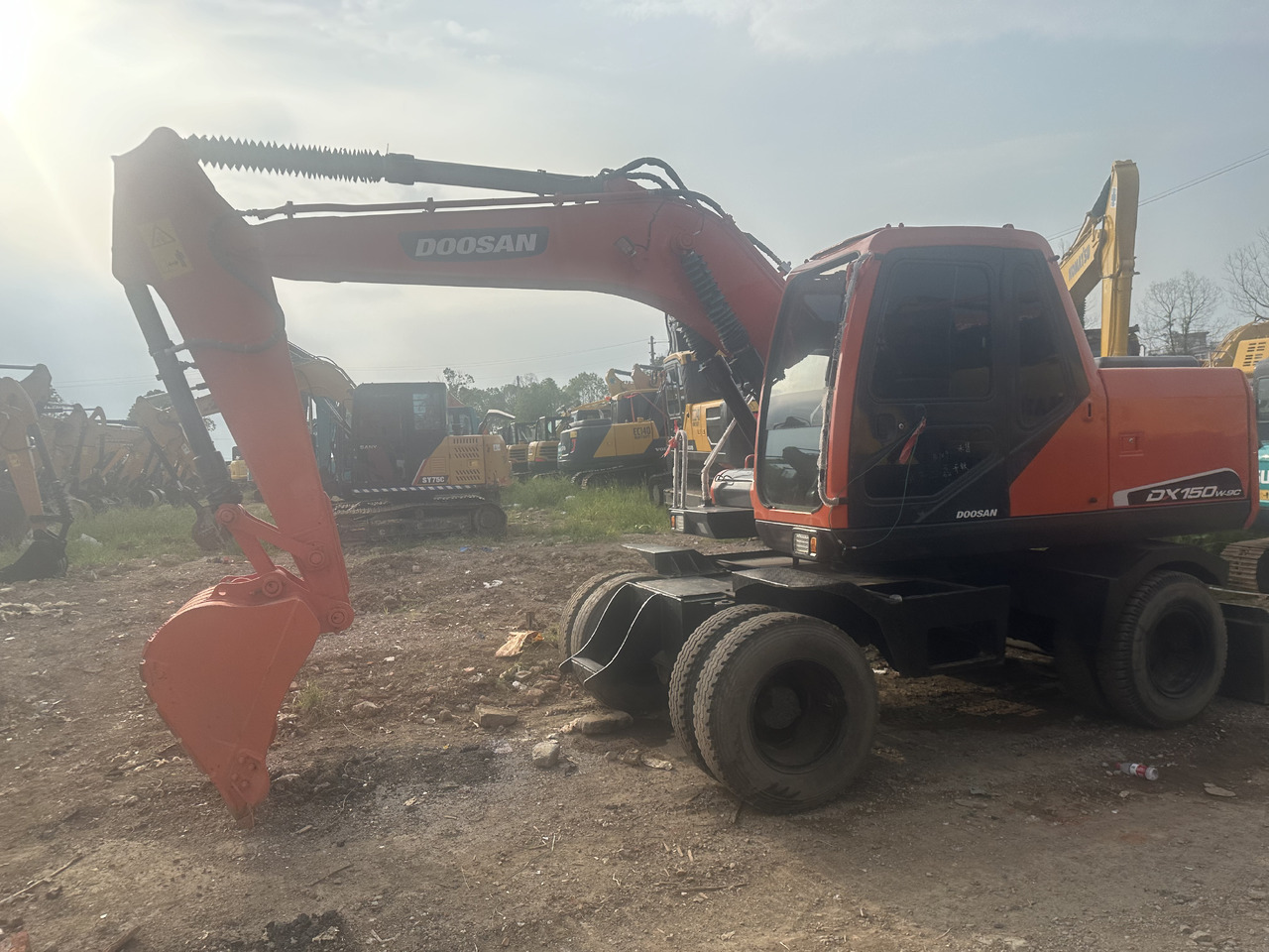 Doosan DX150W-9C - Pyöräalustainen kaivinkone: kuva Doosan DX150W-9C - Pyöräalustainen kaivinkone Doosan DX150W-9C - Pyöräalustainen kaivinkone: kuva Doosan DX150W-9C - Pyöräalustainen kaivinkone