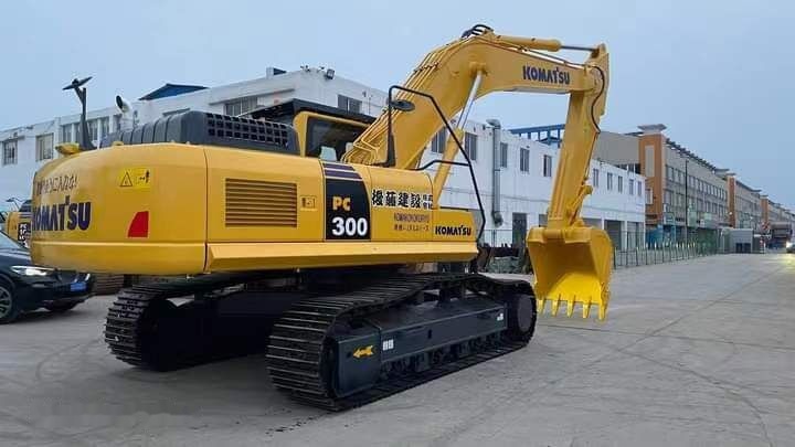 Komatsu PC300 - Telakaivukone: kuva Komatsu PC300 - Telakaivukone Komatsu PC300 - Telakaivukone: kuva Komatsu PC300 - Telakaivukone