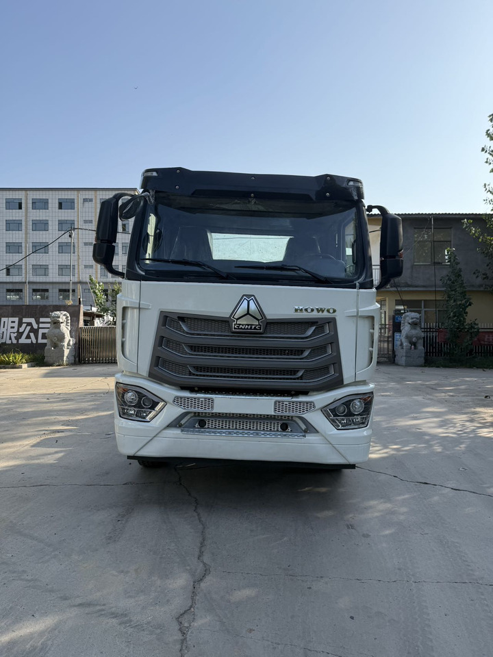 HOWO 6x4 - Vetopöytäauto: kuva HOWO 6x4 - Vetopöytäauto HOWO 6x4 - Vetopöytäauto: kuva HOWO 6x4 - Vetopöytäauto