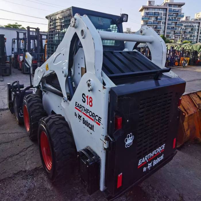 BOBCAT S18 - Liukuohjattu kuormaaja: kuva BOBCAT S18 - Liukuohjattu kuormaaja BOBCAT S18 - Liukuohjattu kuormaaja: kuva BOBCAT S18 - Liukuohjattu kuormaaja