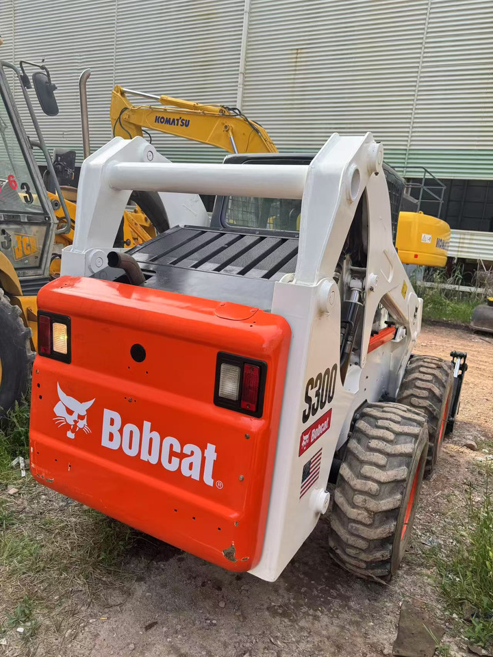 BOBCAT S300 - Kaivuri-trukki: kuva BOBCAT S300 - Kaivuri-trukki BOBCAT S300 - Kaivuri-trukki: kuva BOBCAT S300 - Kaivuri-trukki