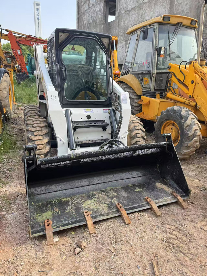 BOBCAT S300 - Kaivuri-trukki: kuva BOBCAT S300 - Kaivuri-trukki BOBCAT S300 - Kaivuri-trukki: kuva BOBCAT S300 - Kaivuri-trukki