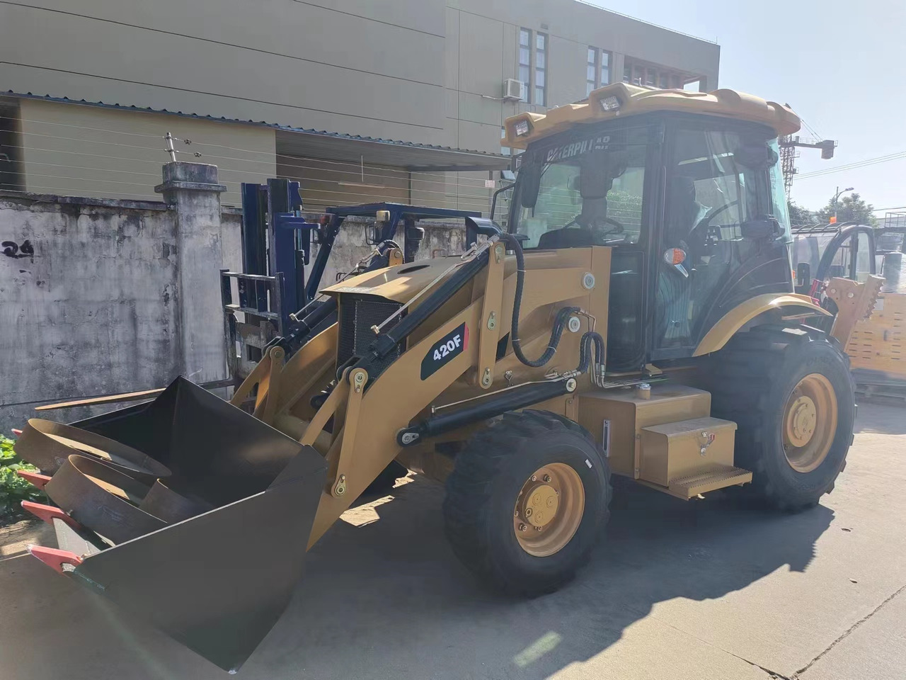CATERPILLAR 420F - Kaivuri-trukki: kuva CATERPILLAR 420F - Kaivuri-trukki CATERPILLAR 420F - Kaivuri-trukki: kuva CATERPILLAR 420F - Kaivuri-trukki