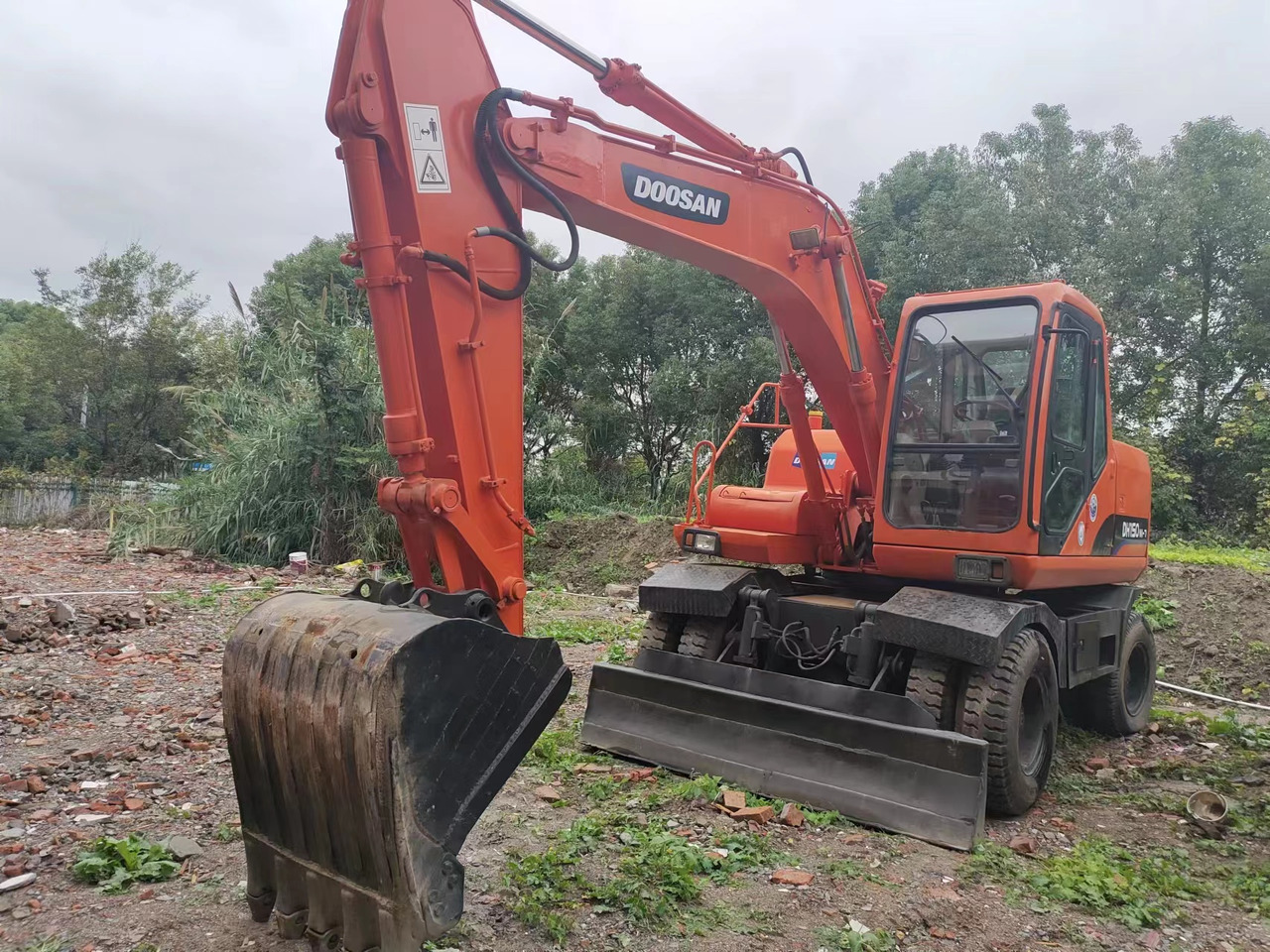 DOOSAN DH150W-7 - Pyöräalustainen kaivinkone: kuva DOOSAN DH150W-7 - Pyöräalustainen kaivinkone DOOSAN DH150W-7 - Pyöräalustainen kaivinkone: kuva DOOSAN DH150W-7 - Pyöräalustainen kaivinkone