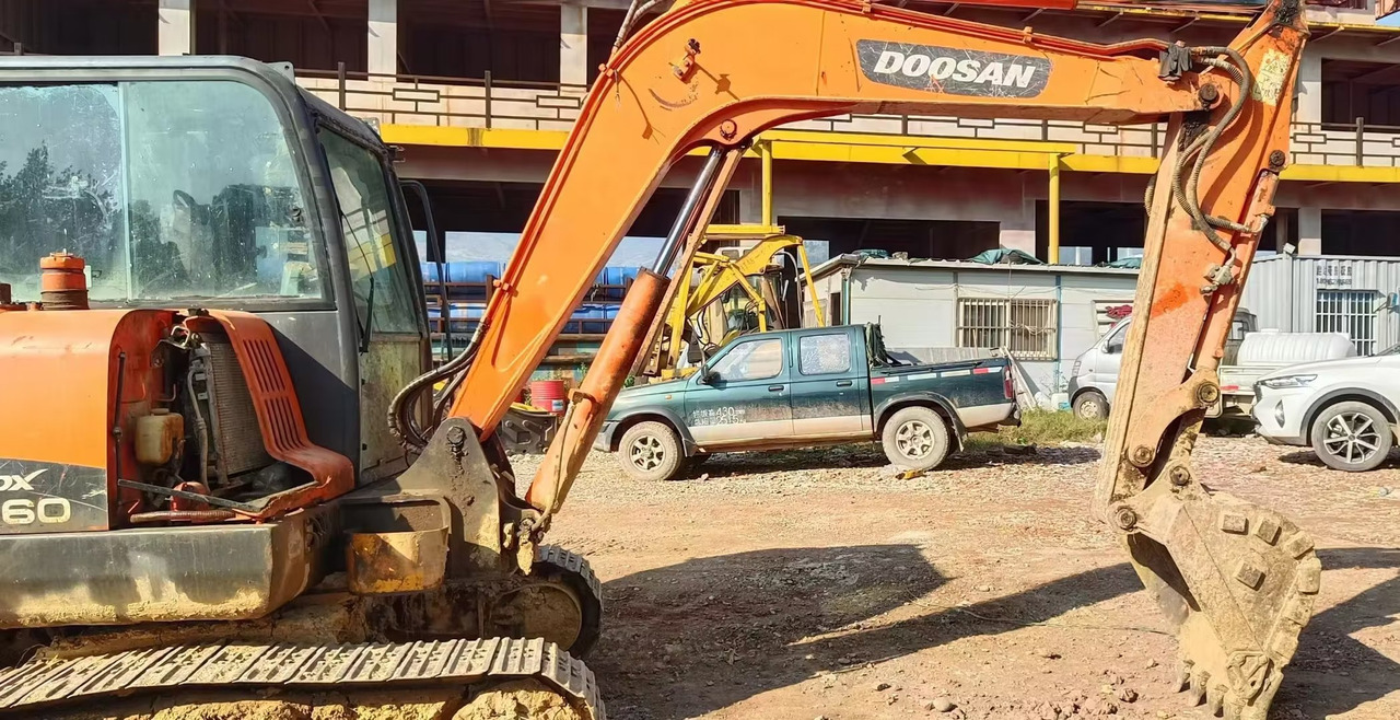 DOOSAN dx60 - Minikuormaaja: kuva DOOSAN dx60 - Minikuormaaja DOOSAN dx60 - Minikuormaaja: kuva DOOSAN dx60 - Minikuormaaja