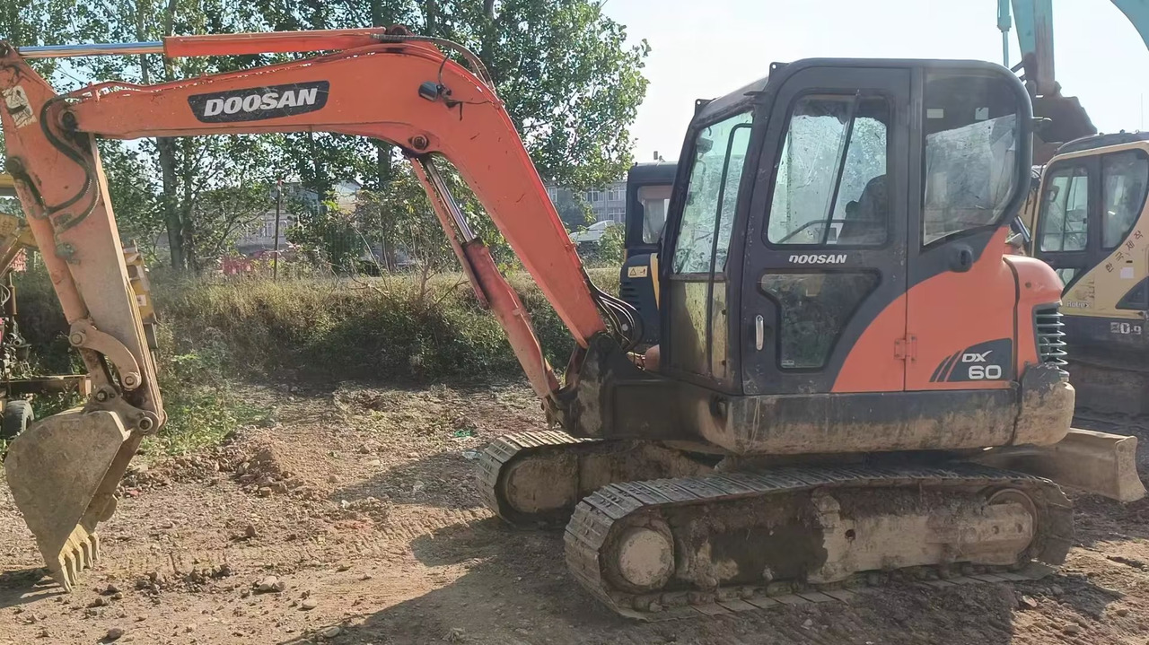 DOOSAN dx60 - Minikuormaaja: kuva DOOSAN dx60 - Minikuormaaja DOOSAN dx60 - Minikuormaaja: kuva DOOSAN dx60 - Minikuormaaja