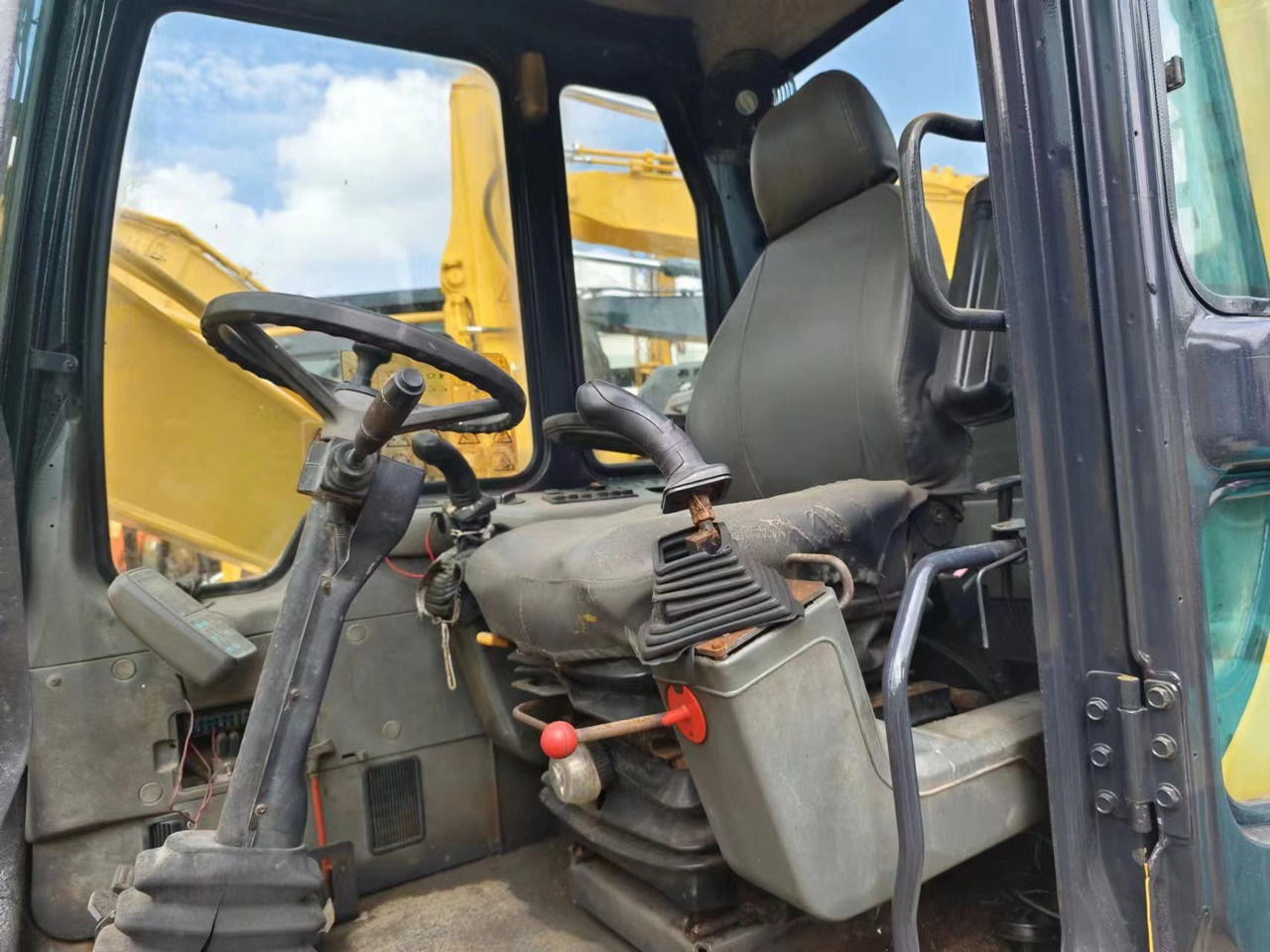 KOMATSU PW130 - Pyöräalustainen kaivinkone: kuva KOMATSU PW130 - Pyöräalustainen kaivinkone KOMATSU PW130 - Pyöräalustainen kaivinkone: kuva KOMATSU PW130 - Pyöräalustainen kaivinkone