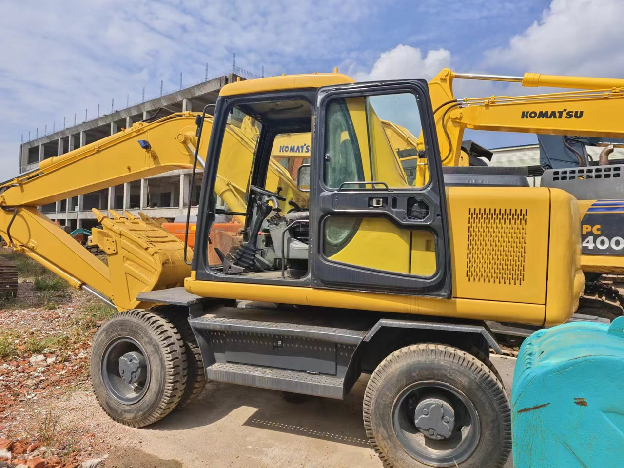 KOMATSU PW130 - Pyöräalustainen kaivinkone: kuva KOMATSU PW130 - Pyöräalustainen kaivinkone KOMATSU PW130 - Pyöräalustainen kaivinkone: kuva KOMATSU PW130 - Pyöräalustainen kaivinkone