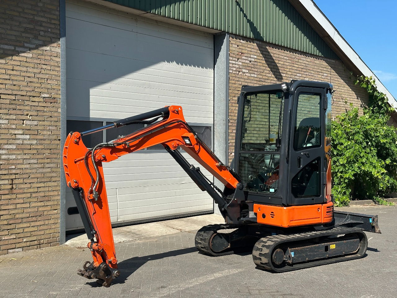 Hitachi ZX26U-6CR - Minikuormaaja: kuva Hitachi ZX26U-6CR - Minikuormaaja Hitachi ZX26U-6CR - Minikuormaaja: kuva Hitachi ZX26U-6CR - Minikuormaaja