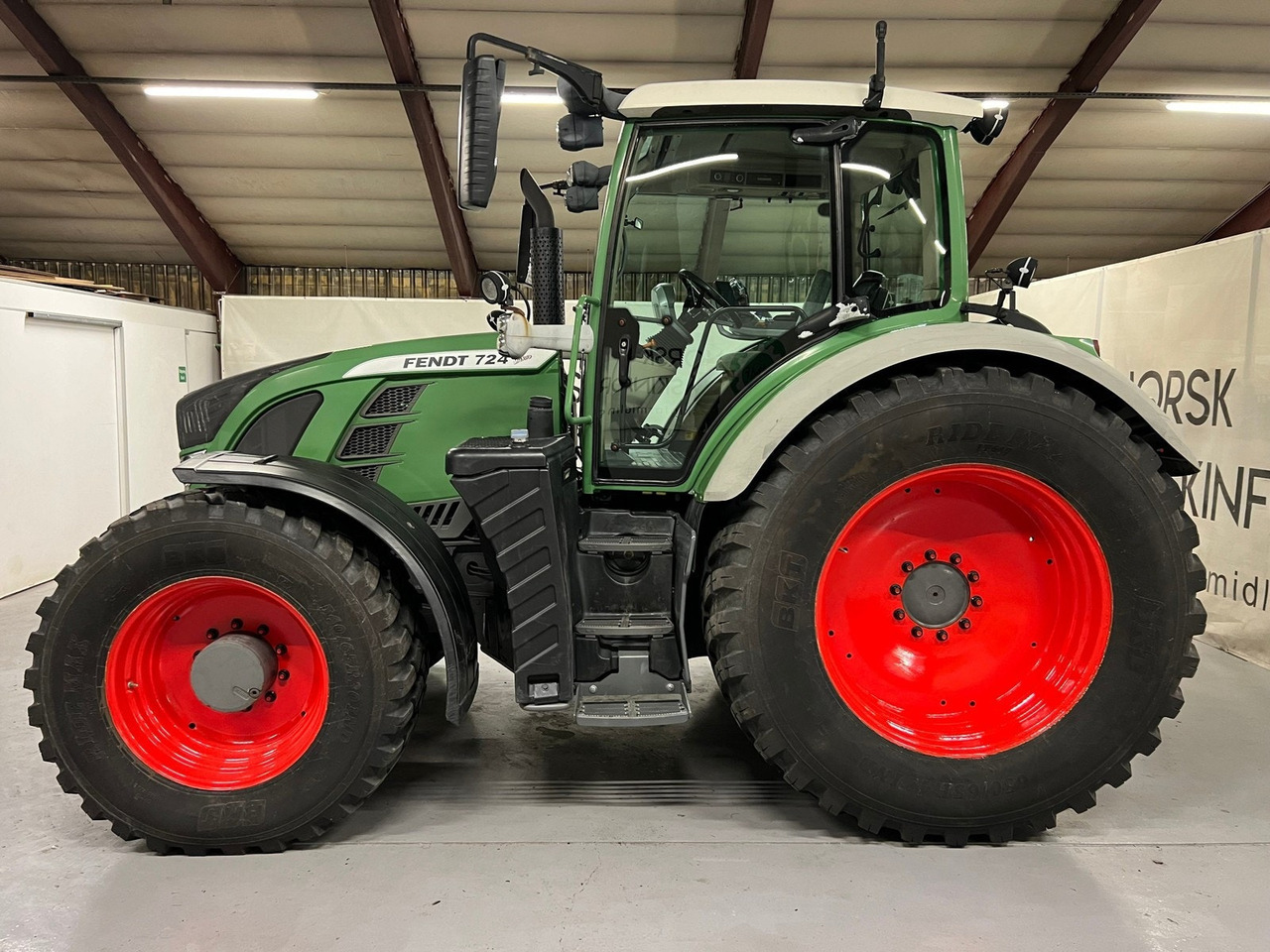 Fendt 724 Vario #TAR INNBYTTE# KAN LEVERES MED ANDRE DEKK# - Traktori: kuva Fendt 724 Vario #TAR INNBYTTE# KAN LEVERES MED ANDRE DEKK# - Traktori Fendt 724 Vario #TAR INNBYTTE# KAN LEVERES MED ANDRE DEKK# - Traktori: kuva Fendt 724 Vario #TAR INNBYTTE# KAN LEVERES MED ANDRE DEKK# - Traktori