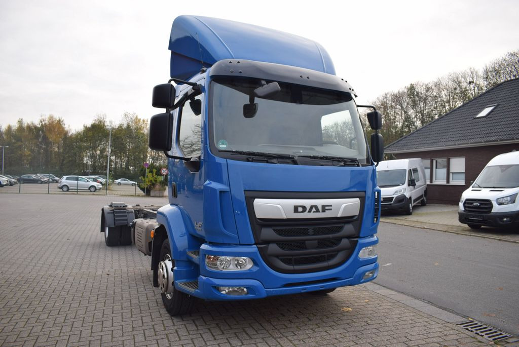 Kuorma-auto alusta DAF  LF 280 Fahrgestell Klima Navi 8-Gang ACC AHK: kuva Kuorma-auto alusta DAF  LF 280 Fahrgestell Klima Navi 8-Gang ACC AHK