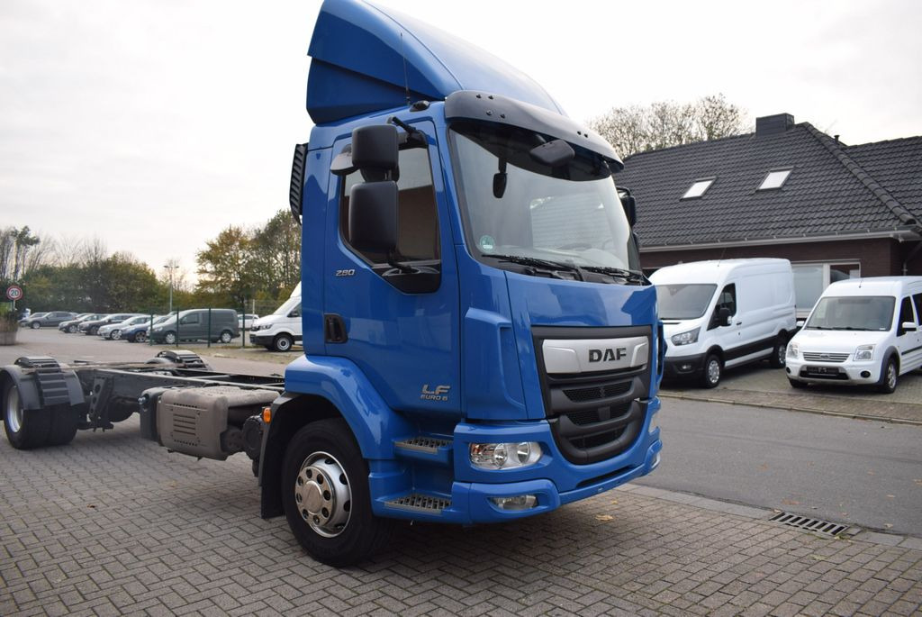 Kuorma-auto alusta DAF  LF 280 Fahrgestell Klima Navi 8-Gang ACC AHK: kuva Kuorma-auto alusta DAF  LF 280 Fahrgestell Klima Navi 8-Gang ACC AHK