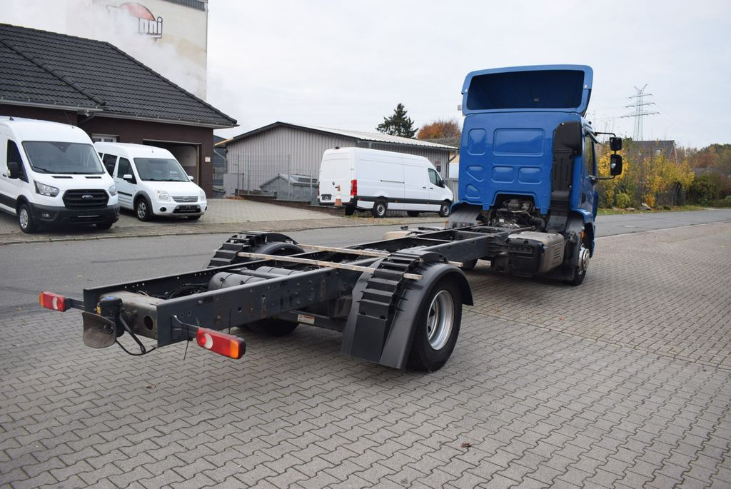 Kuorma-auto alusta DAF  LF 280 Fahrgestell Klima Navi 8-Gang ACC AHK: kuva Kuorma-auto alusta DAF  LF 280 Fahrgestell Klima Navi 8-Gang ACC AHK