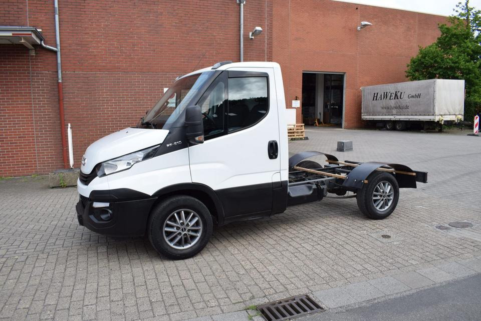 Iveco Daily 35 S21 3,0 Automatik Luftfederung Tempomat - Kuorma-auto alusta, Tavara-auto: kuva Iveco Daily 35 S21 3,0 Automatik Luftfederung Tempomat - Kuorma-auto alusta, Tavara-auto Iveco Daily 35 S21 3,0 Automatik Luftfederung Tempomat - Kuorma-auto alusta, Tavara-auto: kuva Iveco Daily 35 S21 3,0 Automatik Luftfederung Tempomat - Kuorma-auto alusta, Tavara-auto