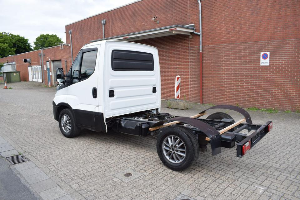 Iveco Daily 35 S21 3,0 Automatik Luftfederung Tempomat - Kuorma-auto alusta, Tavara-auto: kuva Iveco Daily 35 S21 3,0 Automatik Luftfederung Tempomat - Kuorma-auto alusta, Tavara-auto Iveco Daily 35 S21 3,0 Automatik Luftfederung Tempomat - Kuorma-auto alusta, Tavara-auto: kuva Iveco Daily 35 S21 3,0 Automatik Luftfederung Tempomat - Kuorma-auto alusta, Tavara-auto