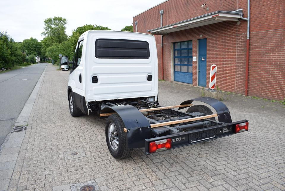 Iveco Daily 35 S21 3,0 Automatik Luftfederung Tempomat - Kuorma-auto alusta, Tavara-auto: kuva Iveco Daily 35 S21 3,0 Automatik Luftfederung Tempomat - Kuorma-auto alusta, Tavara-auto Iveco Daily 35 S21 3,0 Automatik Luftfederung Tempomat - Kuorma-auto alusta, Tavara-auto: kuva Iveco Daily 35 S21 3,0 Automatik Luftfederung Tempomat - Kuorma-auto alusta, Tavara-auto