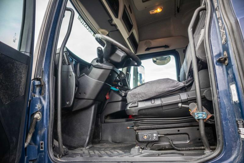 Interior photo 2: Vetopöytäauto Mercedes AROCS 1843 LS (NO ACTROS)+ HYDRAULIQUE Interior photo 2: Vetopöytäauto Mercedes AROCS 1843 LS (NO ACTROS)+ HYDRAULIQUE