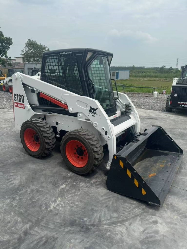 Bobcat S 160 - Liukuohjattu kuormaaja: kuva Bobcat S 160 - Liukuohjattu kuormaaja Bobcat S 160 - Liukuohjattu kuormaaja: kuva Bobcat S 160 - Liukuohjattu kuormaaja