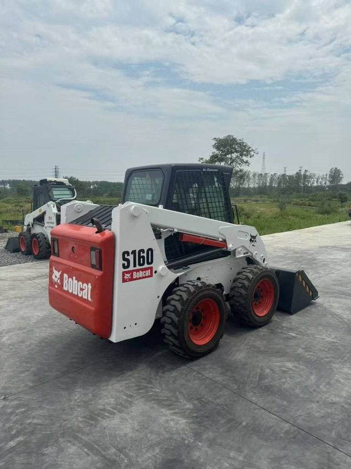 Bobcat S 160 - Liukuohjattu kuormaaja: kuva Bobcat S 160 - Liukuohjattu kuormaaja Bobcat S 160 - Liukuohjattu kuormaaja: kuva Bobcat S 160 - Liukuohjattu kuormaaja