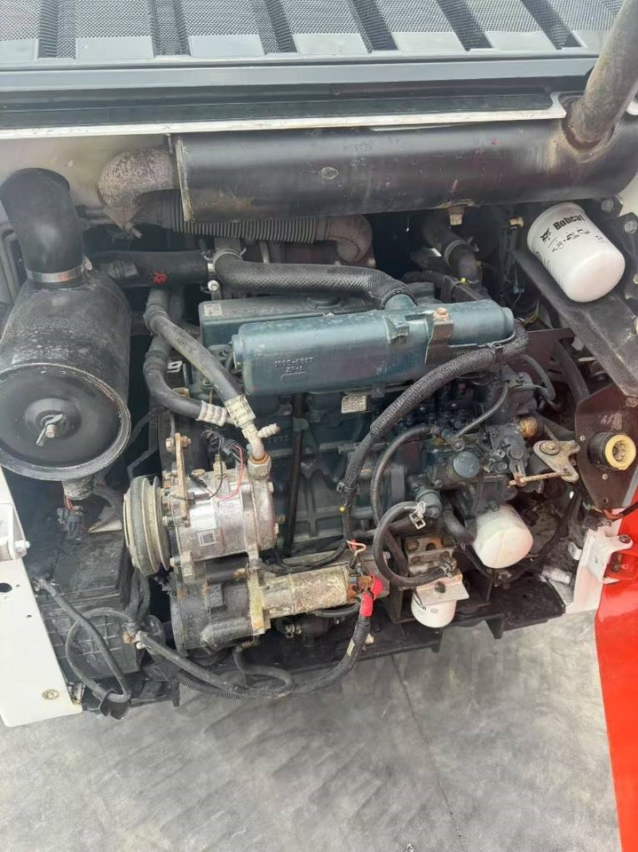 Bobcat S 160 - Liukuohjattu kuormaaja: kuva Bobcat S 160 - Liukuohjattu kuormaaja Bobcat S 160 - Liukuohjattu kuormaaja: kuva Bobcat S 160 - Liukuohjattu kuormaaja