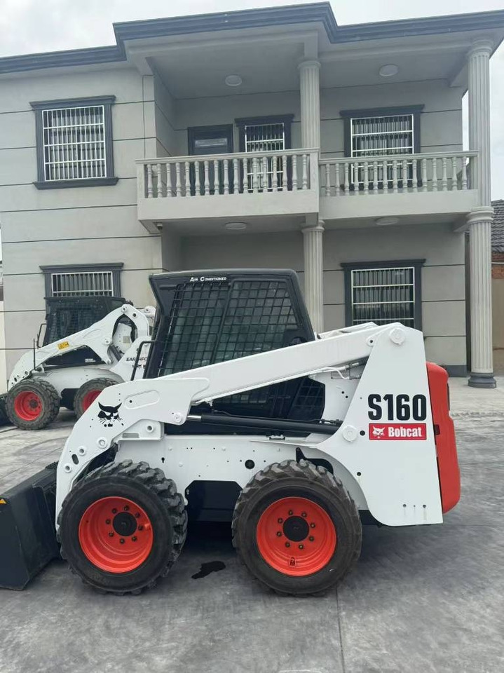 Bobcat S 160 - Liukuohjattu kuormaaja: kuva Bobcat S 160 - Liukuohjattu kuormaaja Bobcat S 160 - Liukuohjattu kuormaaja: kuva Bobcat S 160 - Liukuohjattu kuormaaja