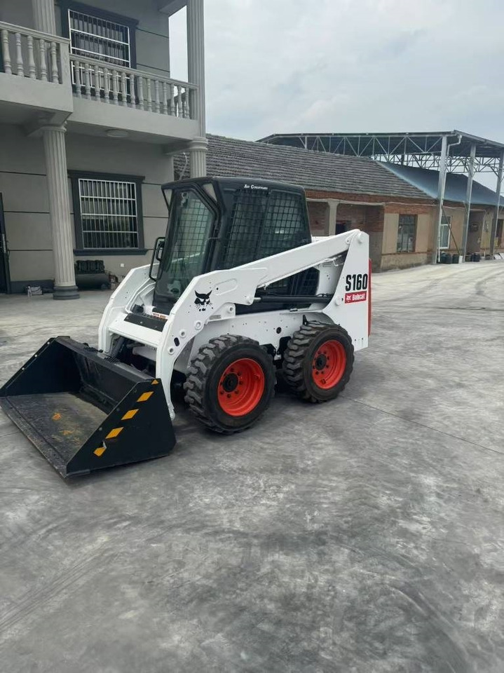 Bobcat S 160 - Liukuohjattu kuormaaja: kuva Bobcat S 160 - Liukuohjattu kuormaaja Bobcat S 160 - Liukuohjattu kuormaaja: kuva Bobcat S 160 - Liukuohjattu kuormaaja