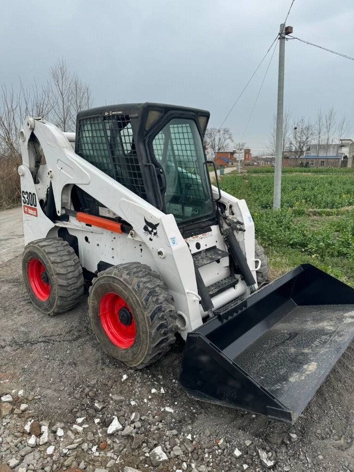 Bobcat S 300 - Liukuohjattu kuormaaja: kuva Bobcat S 300 - Liukuohjattu kuormaaja Bobcat S 300 - Liukuohjattu kuormaaja: kuva Bobcat S 300 - Liukuohjattu kuormaaja