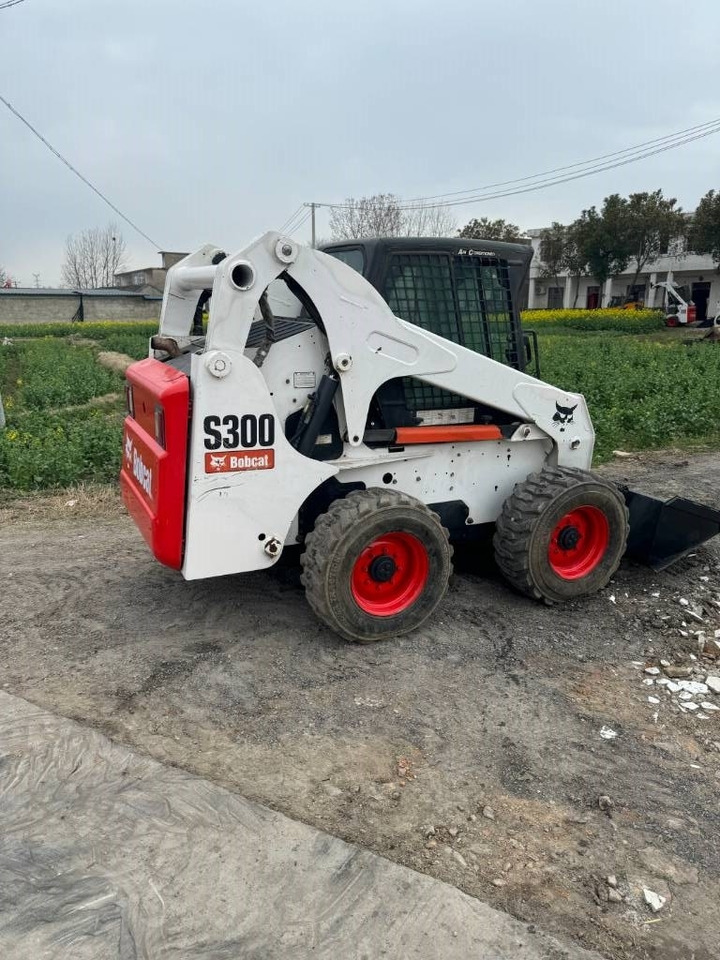 Bobcat S 300 - Liukuohjattu kuormaaja: kuva Bobcat S 300 - Liukuohjattu kuormaaja Bobcat S 300 - Liukuohjattu kuormaaja: kuva Bobcat S 300 - Liukuohjattu kuormaaja