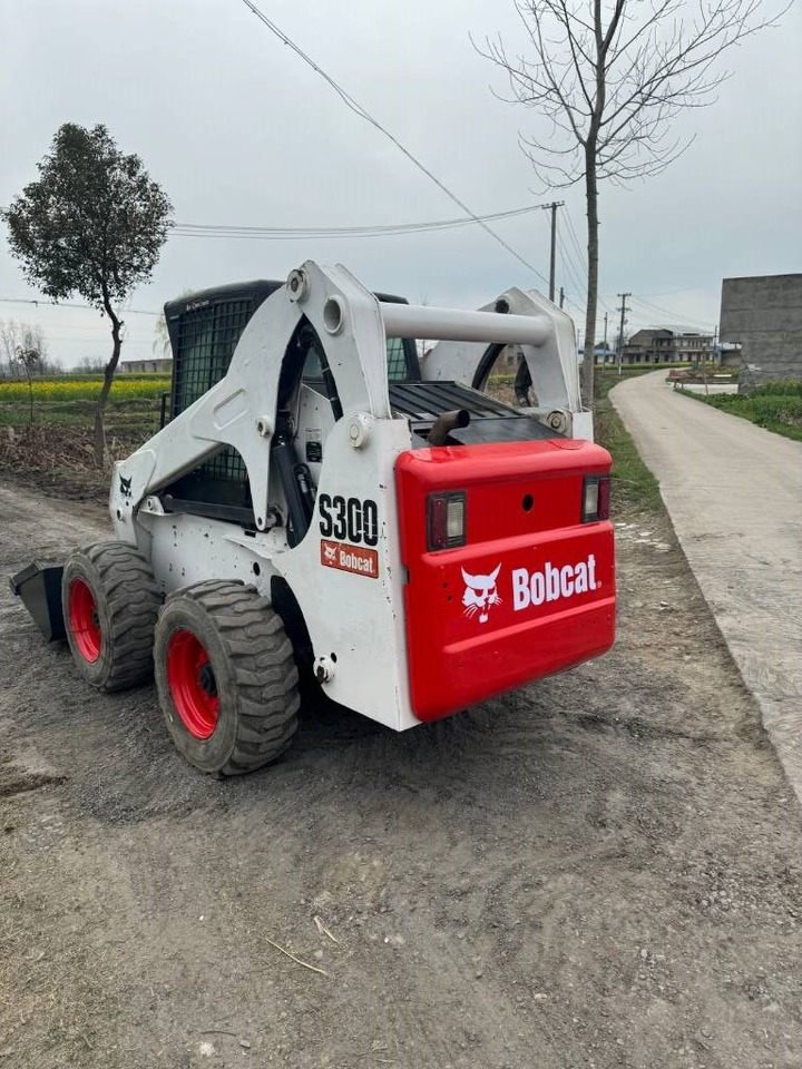Bobcat S 300 - Liukuohjattu kuormaaja: kuva Bobcat S 300 - Liukuohjattu kuormaaja Bobcat S 300 - Liukuohjattu kuormaaja: kuva Bobcat S 300 - Liukuohjattu kuormaaja