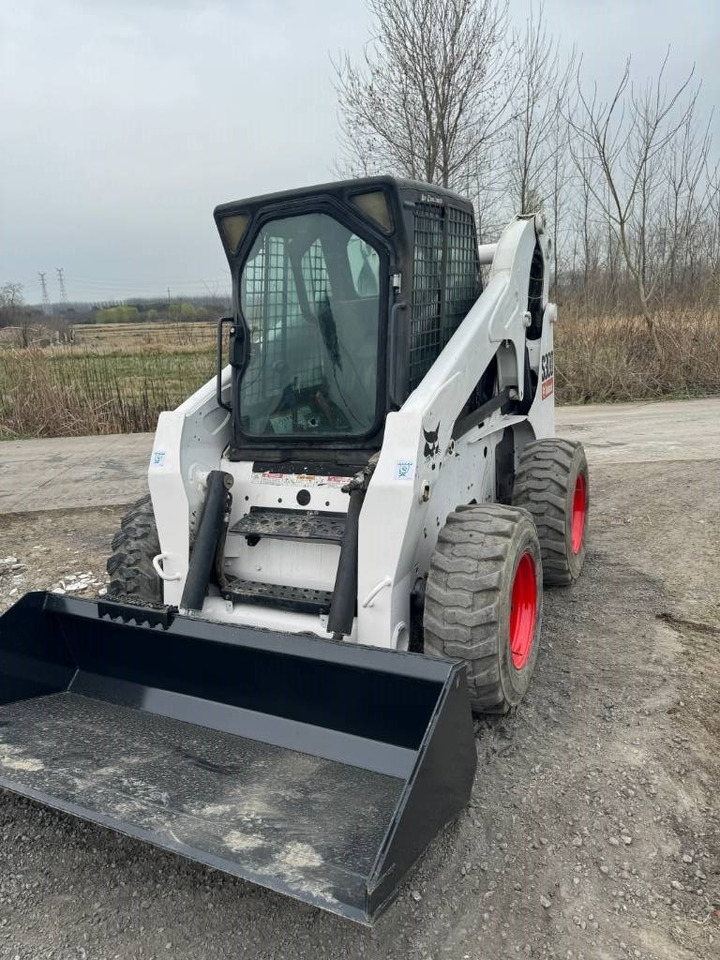 Bobcat S 300 - Liukuohjattu kuormaaja: kuva Bobcat S 300 - Liukuohjattu kuormaaja Bobcat S 300 - Liukuohjattu kuormaaja: kuva Bobcat S 300 - Liukuohjattu kuormaaja