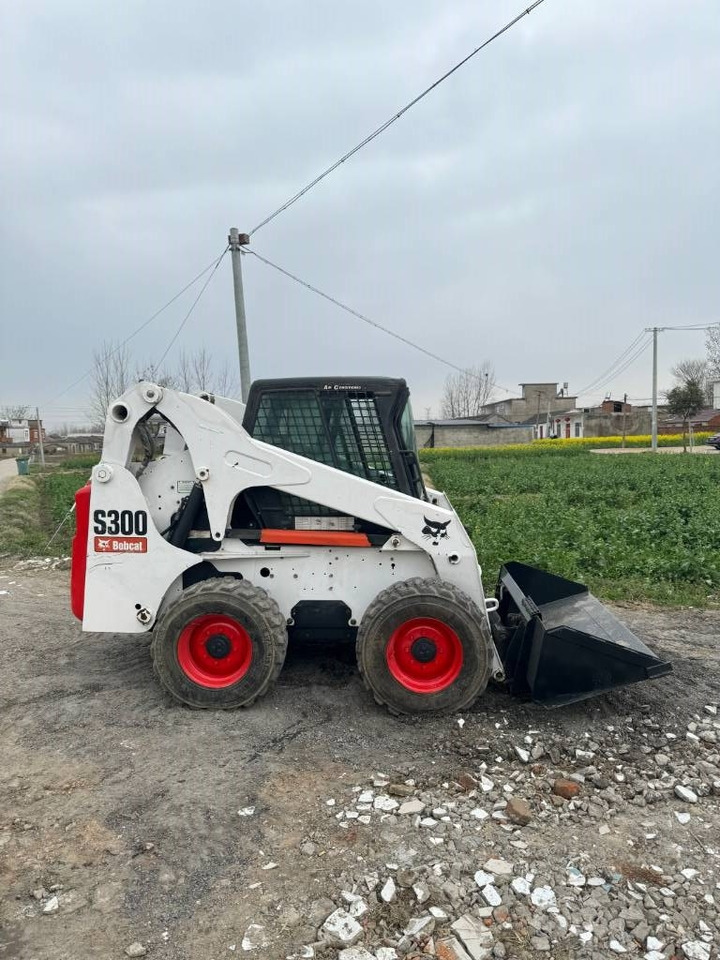 Bobcat S 300 - Liukuohjattu kuormaaja: kuva Bobcat S 300 - Liukuohjattu kuormaaja Bobcat S 300 - Liukuohjattu kuormaaja: kuva Bobcat S 300 - Liukuohjattu kuormaaja