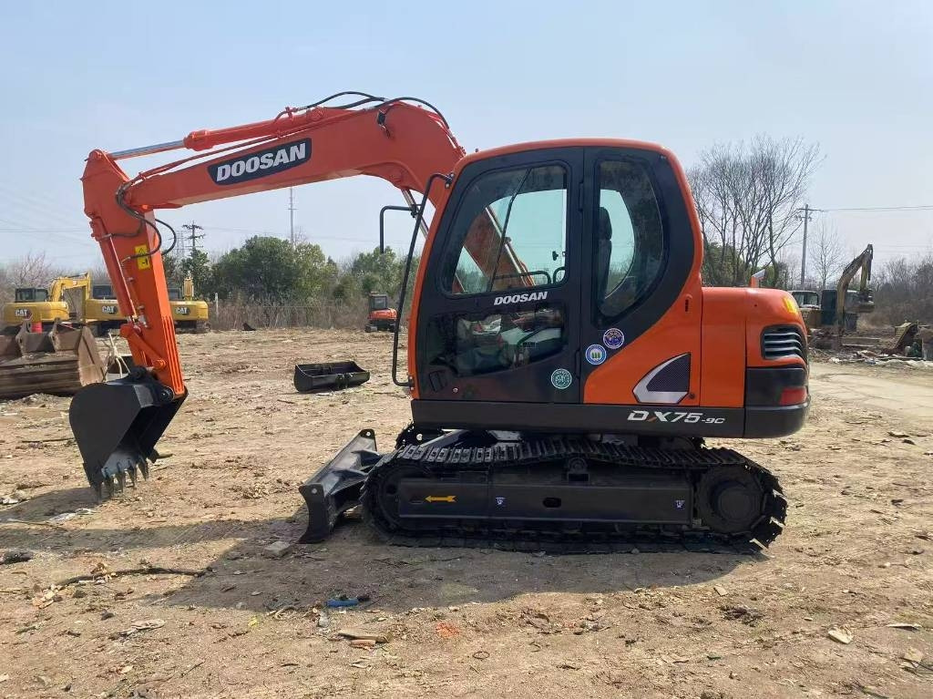 Doosan DX 75-9 C - Minikuormaaja: kuva Doosan DX 75-9 C - Minikuormaaja Doosan DX 75-9 C - Minikuormaaja: kuva Doosan DX 75-9 C - Minikuormaaja