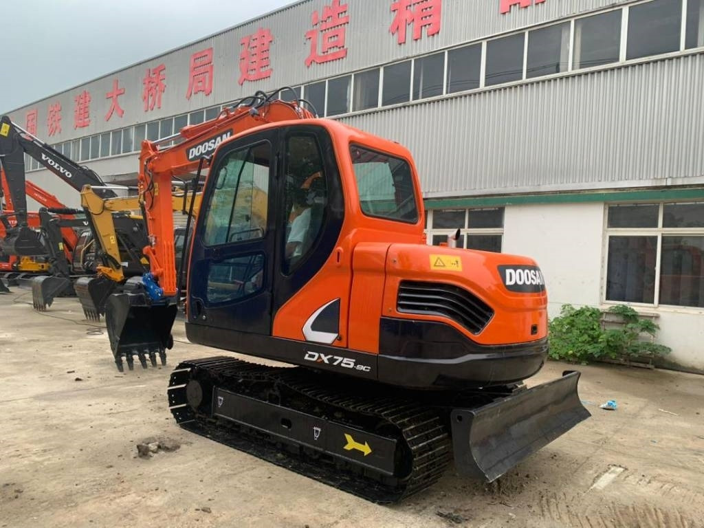 Doosan DX 75-9 C - Minikuormaaja: kuva Doosan DX 75-9 C - Minikuormaaja Doosan DX 75-9 C - Minikuormaaja: kuva Doosan DX 75-9 C - Minikuormaaja