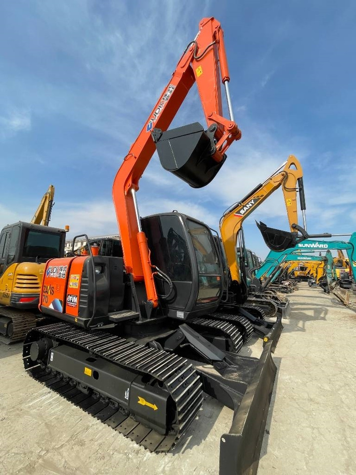 Hitachi ZX 70 - Minikuormaaja: kuva Hitachi ZX 70 - Minikuormaaja Hitachi ZX 70 - Minikuormaaja: kuva Hitachi ZX 70 - Minikuormaaja