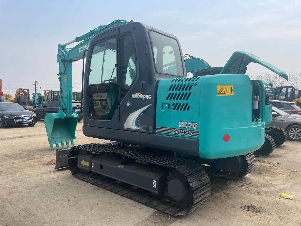 Kobelco SK 75 - Minikuormaaja: kuva Kobelco SK 75 - Minikuormaaja Kobelco SK 75 - Minikuormaaja: kuva Kobelco SK 75 - Minikuormaaja