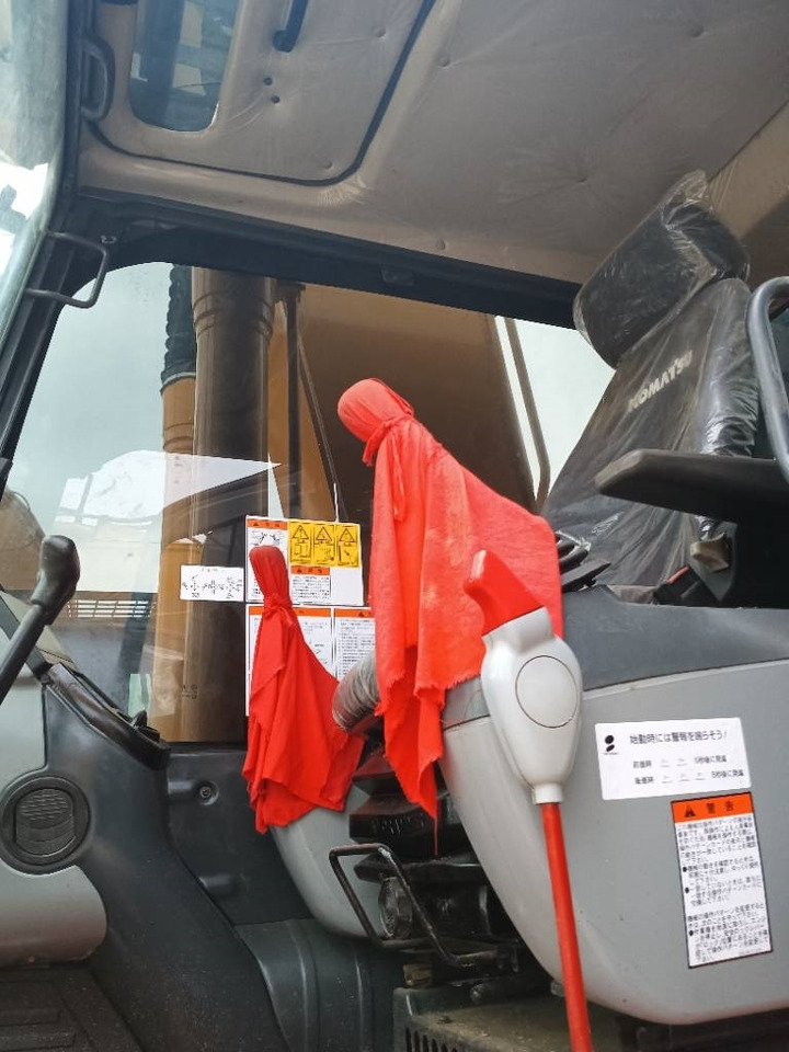 Komatsu PC 220-8  - Telakaivukone: kuva Komatsu PC 220-8  - Telakaivukone Komatsu PC 220-8  - Telakaivukone: kuva Komatsu PC 220-8  - Telakaivukone