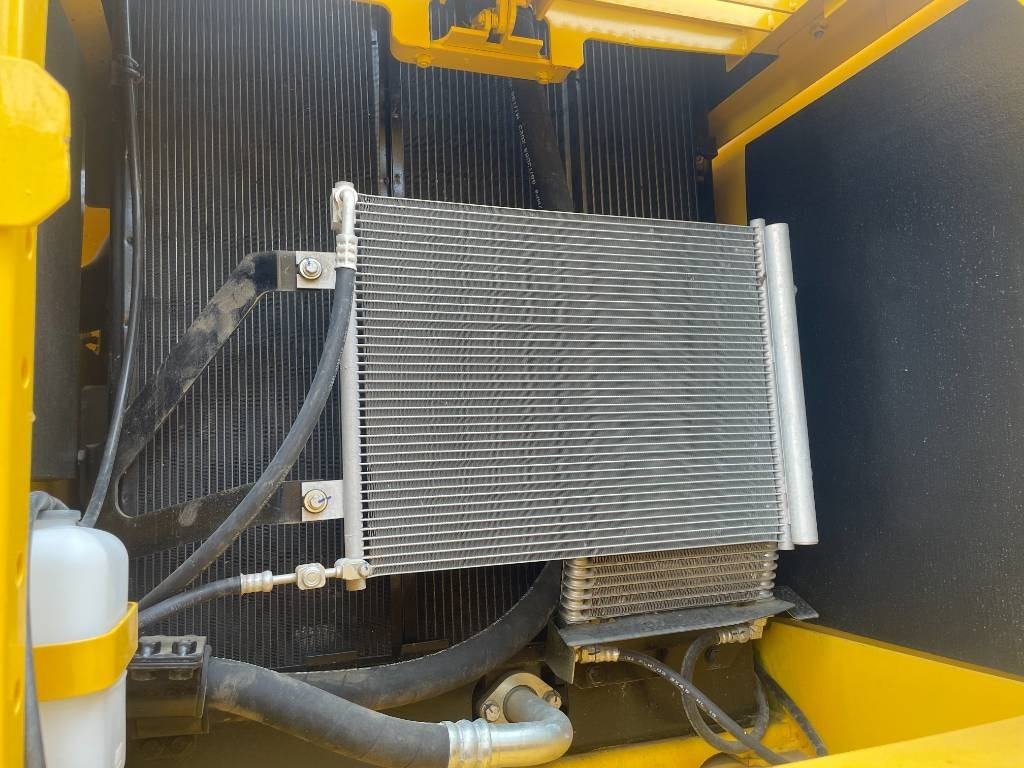 Komatsu PC 220 - Telakaivukone: kuva Komatsu PC 220 - Telakaivukone Komatsu PC 220 - Telakaivukone: kuva Komatsu PC 220 - Telakaivukone