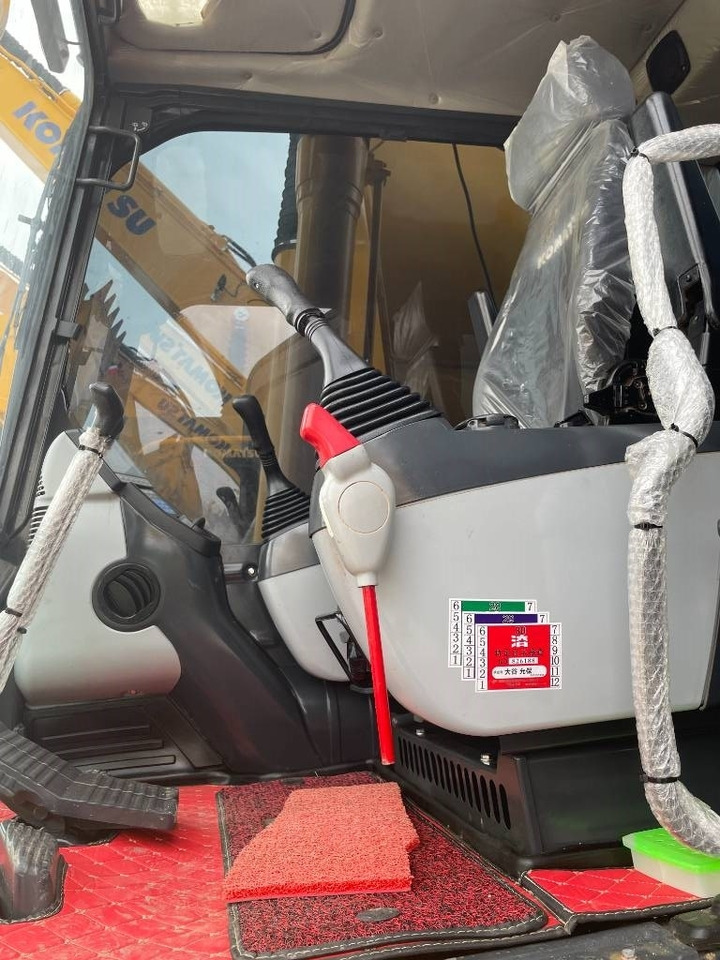 Komatsu PC 220 - Telakaivukone: kuva Komatsu PC 220 - Telakaivukone Komatsu PC 220 - Telakaivukone: kuva Komatsu PC 220 - Telakaivukone