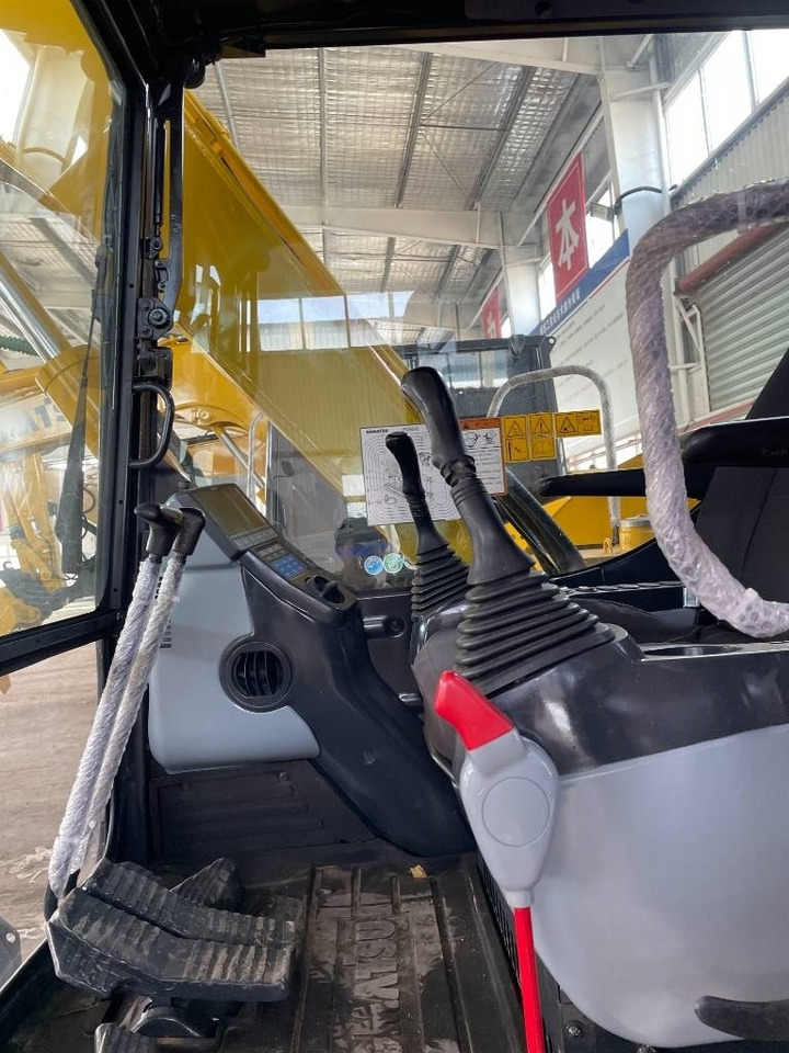 Komatsu PC 70 - Minikuormaaja: kuva Komatsu PC 70 - Minikuormaaja Komatsu PC 70 - Minikuormaaja: kuva Komatsu PC 70 - Minikuormaaja