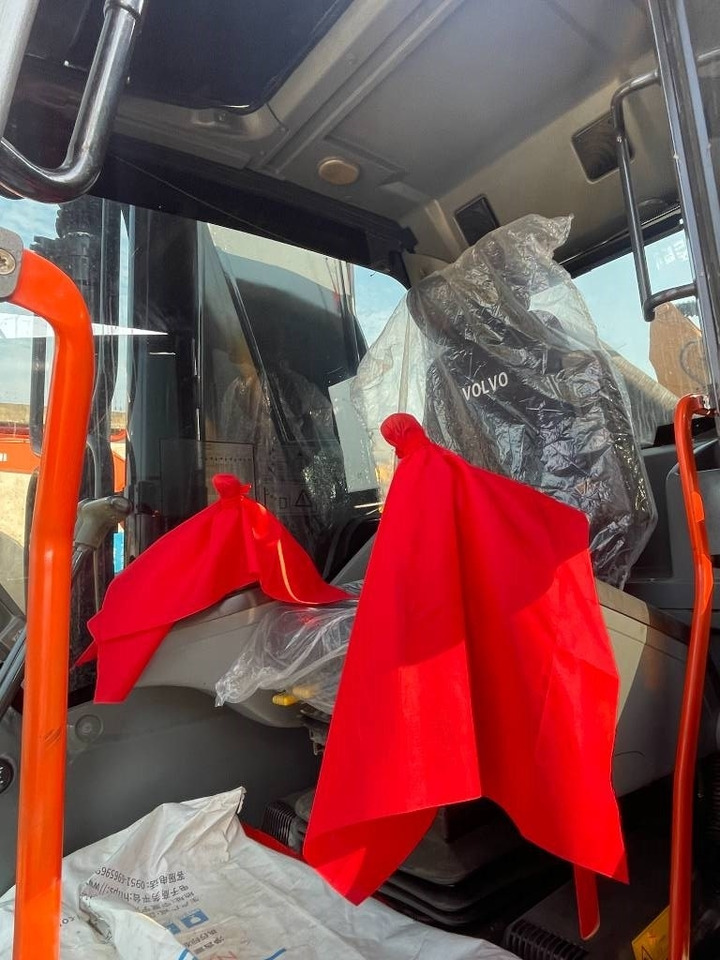 Volvo EC 380 D L - Telakaivukone: kuva Volvo EC 380 D L - Telakaivukone Volvo EC 380 D L - Telakaivukone: kuva Volvo EC 380 D L - Telakaivukone