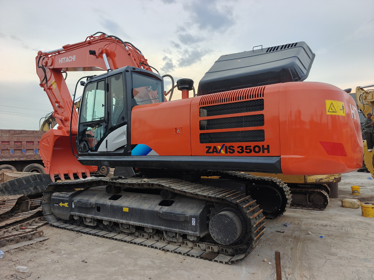 HITACHI ZX350H ZX350H-5G Used excavator - Telakaivukone: kuva HITACHI ZX350H ZX350H-5G Used excavator - Telakaivukone HITACHI ZX350H ZX350H-5G Used excavator - Telakaivukone: kuva HITACHI ZX350H ZX350H-5G Used excavator - Telakaivukone