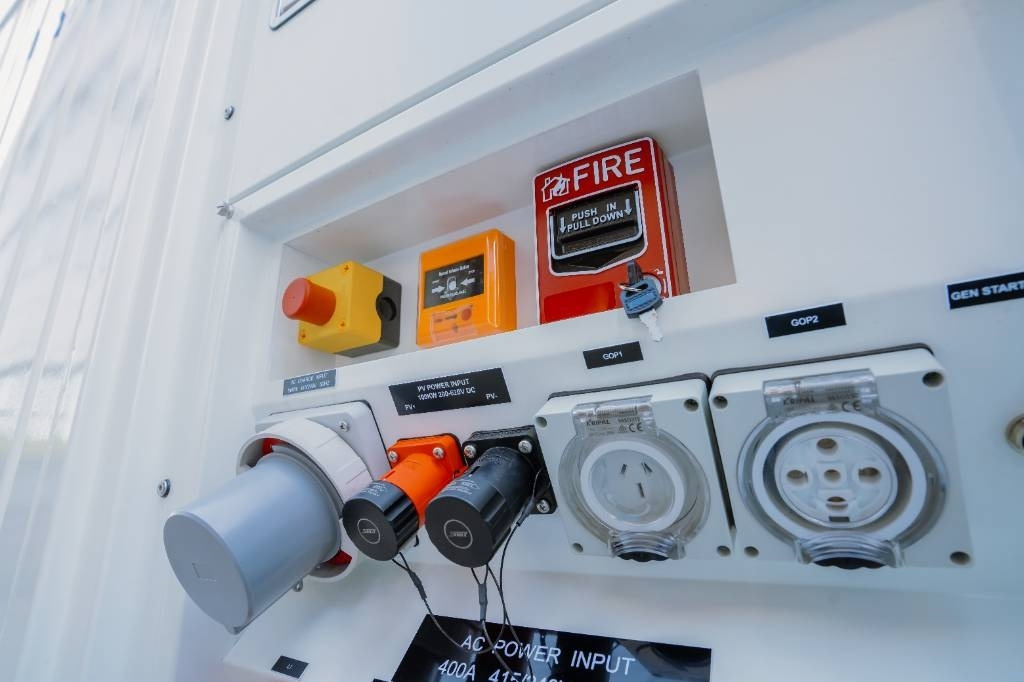 PES400 Hybrid Energy System - 400 kVA - 460.8 kWh - Sähkögeneraattori: kuva PES400 Hybrid Energy System - 400 kVA - 460.8 kWh - Sähkögeneraattori PES400 Hybrid Energy System - 400 kVA - 460.8 kWh - Sähkögeneraattori: kuva PES400 Hybrid Energy System - 400 kVA - 460.8 kWh - Sähkögeneraattori