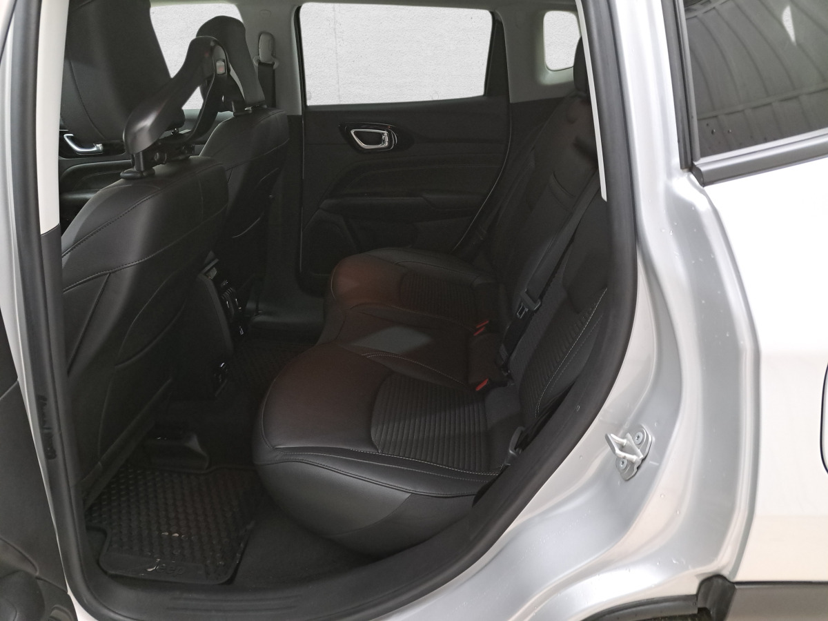 Maasturi/ Katumaasturi JEEP COMPASS SUV: kuva Maasturi/ Katumaasturi JEEP COMPASS SUV